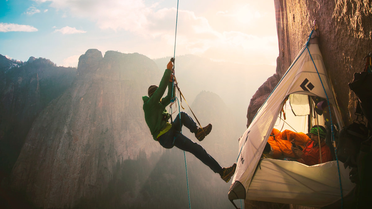 Кевин Йоргесон (Kevin Jorgeson) и Томми Колдвелл (Tommy Caldwell) использовали провешенные заранее веревки для того что бы быстро переходить от одного лагеря к другому. Каждую ночь, как заходило солнце, скалолазы перемещались в следующий лагерь .Photo: Corey Rich/Aurora Photos