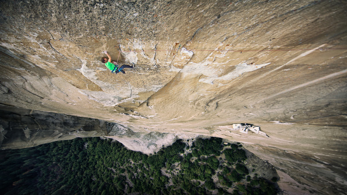 8 день восхождения, Кевин Йоргесон (Kevin Jorgeson)  работает лидером на маршруте "Dawn Wall". Подавляющее большинство веревок на маршруте были вертикальными и только несколько из них - горизонтальные траверсы, которые и составляли самую большую друдность при прохождении. Photo: Corey Rich/Aurora Photos