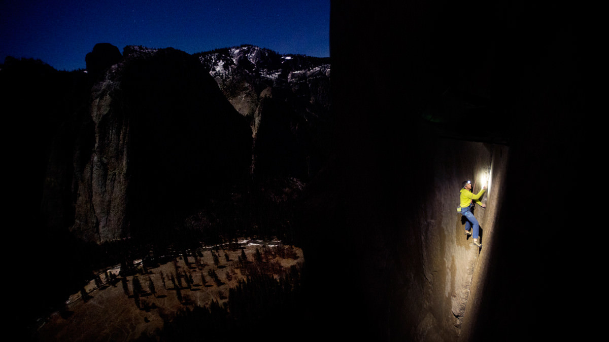 Томми Колдвелл (Tommy Caldwell) в восхождении на участок "Loop Pitch" сложности 5.14a/8b+, причем этот участок имеет вариант обхода с еще большей сложностью 9а с собственным названием Dyno Pitch. Скалолазы очень часто поднимались по ночам, это делалось для того, что бы руки меньше потеплели и было лучшее сцепление со скалой их скальниками Photo: Corey Rich/Aurora Photos