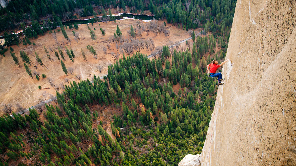 12-ый день восхождения. Томми Колдвелл (Tommy Caldwell) в центре внимания при прохождении сложного участка, на обработку которого ушли 2010 и 2011 годы во множестве попытках. Photo: Corey Rich/Aurora Photos