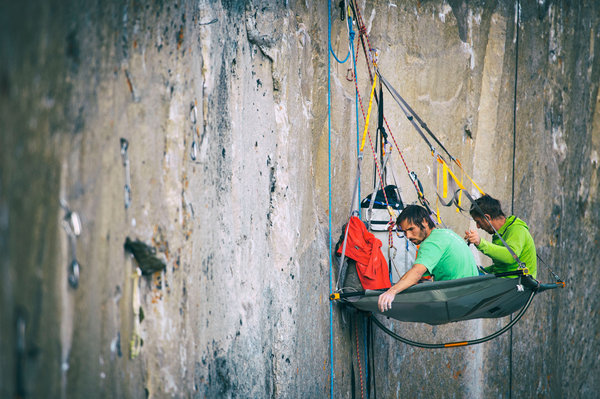  Кевин Йоргесон (Kevin Jorgeson) и Томми Колдвелл (Tommy Caldwell) на подвесной платформе при прохождении маршрута "Dawn Wall"