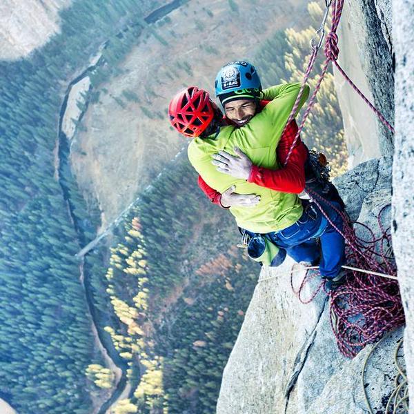  Кевин Йоргесон (Kevin Jorgeson) и Томми Колдвелл (Tommy Caldwell) на вершине маршрута "Dawn Wall" на Эль-Капитане. 14 января 2014 года.