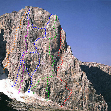 Северо-восточная стена Crozzon di Brenta. Маршрут Пройса обозначен буквой Н (крайний справа) 