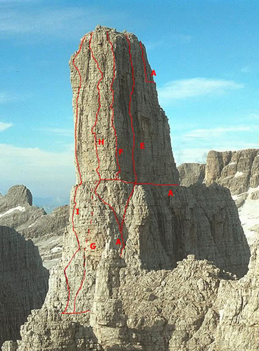 пик Guglia di Brenta (2872 м) с невероятным маршрутом пройденным Паулем Пройсом (под маркировкой буквой "Н"