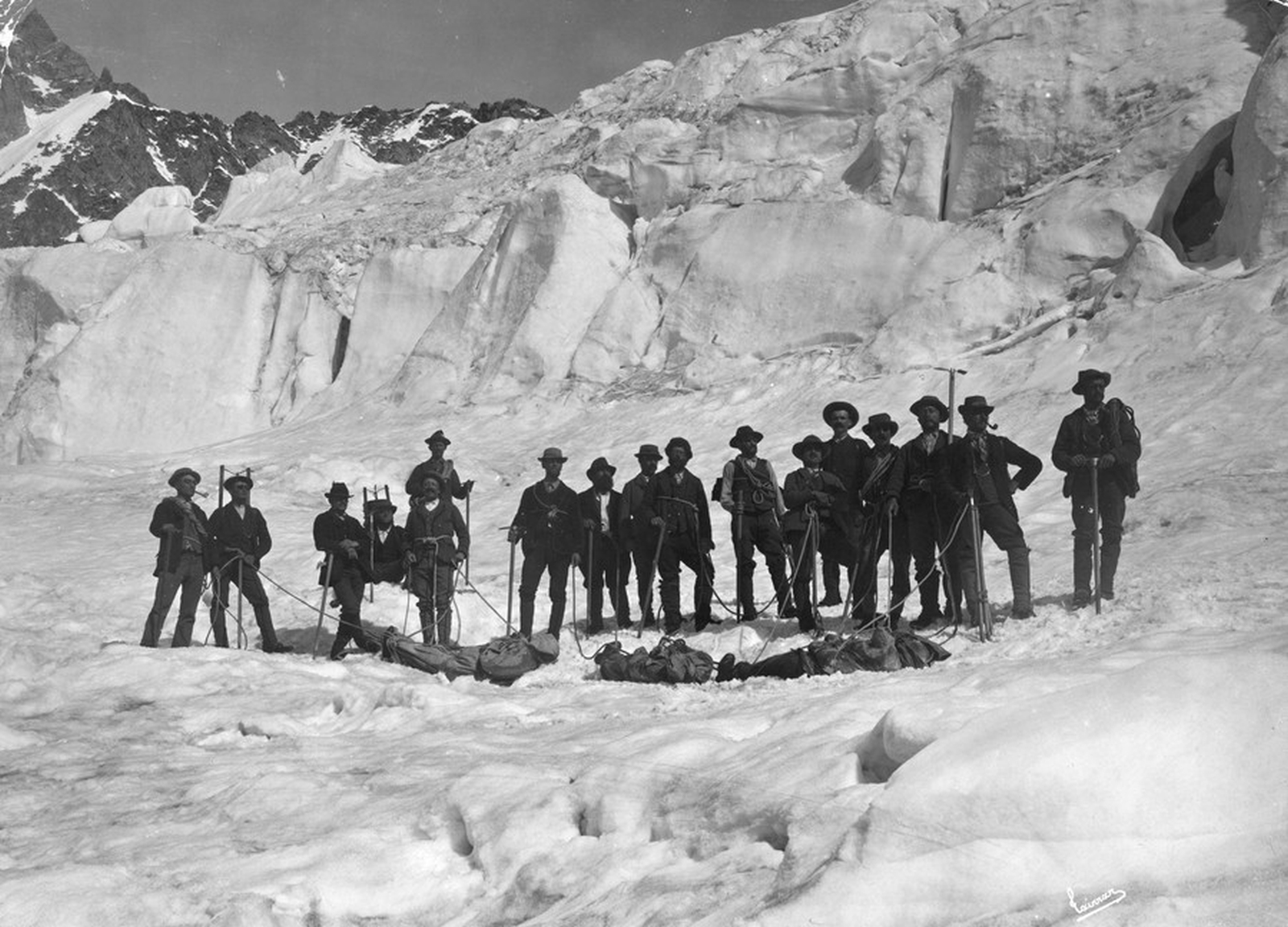 1895 год. Монблан. Горные гиды спустили в низ тела своих погибших в восхождении на вершину товарищей