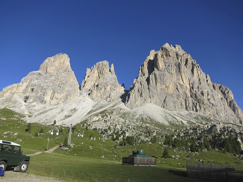 Слева-на право: Слева Grohmannspitze 3126 м - 2996 м Fünffingerspitze -. Langkofel 3181 м. Пройс прошел все три вершины по гребню за один день, соло 