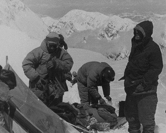 На перемычке между пиками Хан-Тенгри и Чапаева. Установка палатки. Слева – Геннадий Куватов, справа – Николай Вышинский любуется пиком Победы.