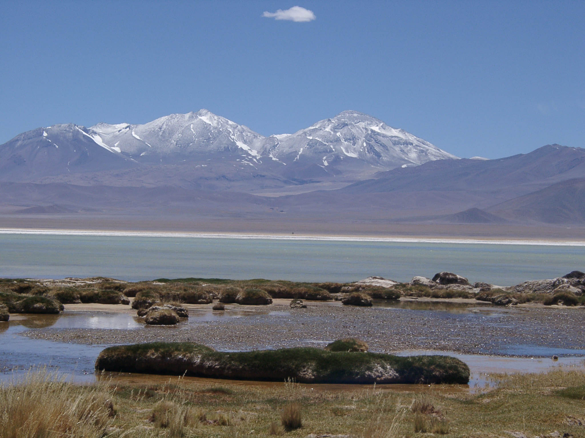 Массив  Tres Cruces, как его видно с Laguna Santa Rosa. <br>Вершина Cerro Tres Cruces Norte (6030 м) - слева,<br>Вершина - Cerro Tres Cruces Central по центру (6629 м). <br>Вершина  - Cerro Tres Cruces Sur (6748 м) - справа