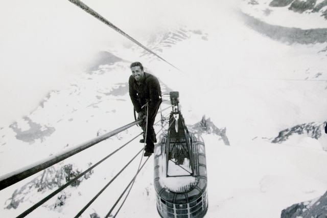 Пик Эгюй-дю-Миди (Aiguille du Midi — «полуденный пик»)