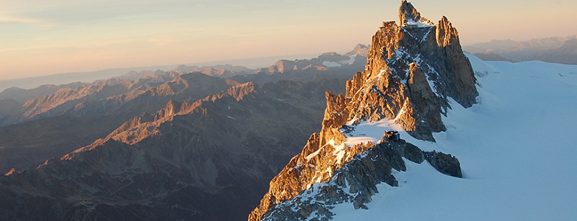 Пик Эгюй-дю-Миди (Aiguille du Midi — «полуденный пик»)