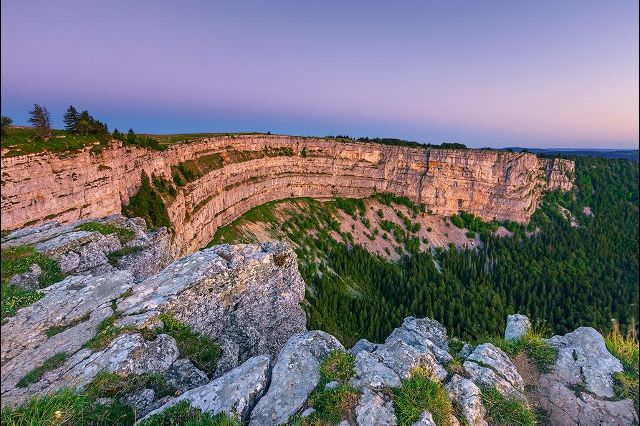 Крё-дю-Ван (Creux-du-Van), гигантская скалистая впадина в форме подковы шириной 1400 метров и высотой около 200 метров, природный амфитеатр, образовавшийся в результате эрозии скальных пород на территории горного массива Юра в кантоне Невшатель.  Фотографии: Андреас Герт / Andreas Gerth