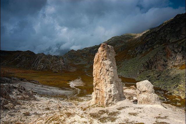 Каменные колонны на перевале Грейна (Passo della Greina, Pass Crap) в кантоне Граубюнден. Этот уникальный природный ландшафт, напоминающий тибетское плоскогорье, был обречен исчезнуть на дне водохранилища, однако благодаря общественному сопротивлению этот памятник природы удалось-таки спасти.  Фотографии: Андреас Герт / Andreas Gerth