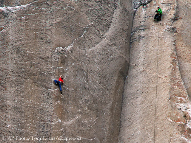 Томми Колдвелл (Tommy Caldwell) и Кевин Йоргесон (Kevin Jorgeson) на легендарном и самом сложном в мире мультипитчевого маршрута "Dawn Wall" на Эль-Капитане (Йосемити, США)