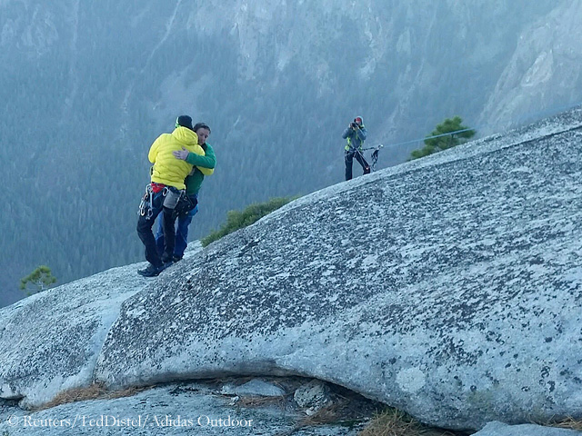 Томми Колдвелл (Tommy Caldwell) и Кевин Йоргесон (Kevin Jorgeson) после прохождения легендарного и самого сложного в мире мультипитчевого маршрута "Dawn Wall" на Эль-Капитане (Йосемити, США) 