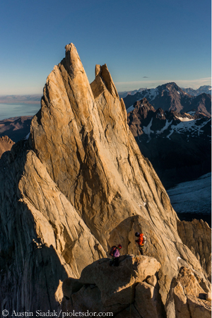 Томми Колдвелл (Tommy Caldwell) и Алекс Хоннольд (Alex Honnold) в первом в истории прохождении траверса массива Фицрой (Fitz Traverse / Fitz Roy Traverse) 