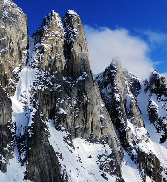 пик Коошдакхаа (Kooshdakhaa Spire) на Аляске высотой 2250 метров