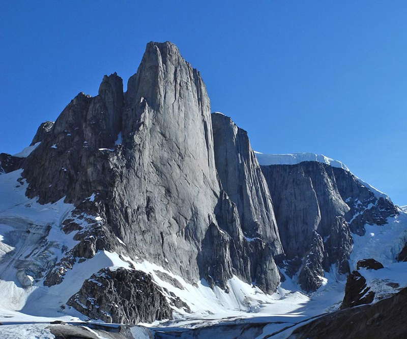  Северо-Западная стена горы Mirror Wall, в регионе Renland в Гренландии. Новый маршрут проходит по центру стены