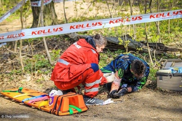 Травмированный Богдан Фаштрига из города Яремче на горке по даунхиллу в Киеве