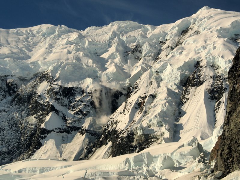 Первое восхождение на вершину горы Маласпина (Mount Malaspina) высотой 3,776 метров