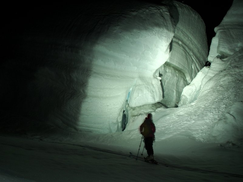 Первое восхождение на вершину горы Маласпина (Mount Malaspina) высотой 3,776 метров