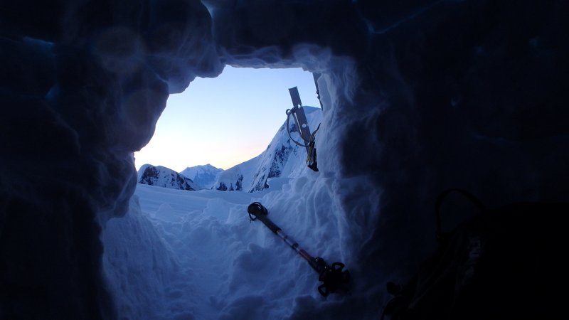 Первое восхождение на вершину горы Маласпина (Mount Malaspina) высотой 3,776 метров