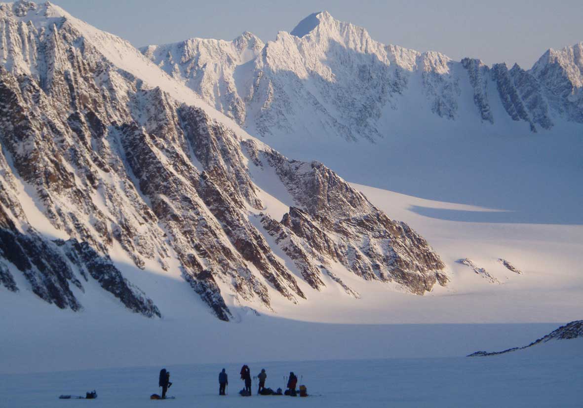 г. Ньютон (Mount Newtontoppen) 