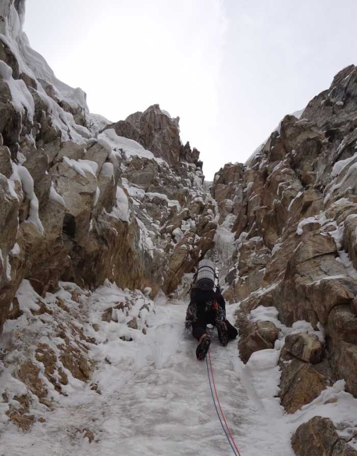 В начале маршрута Польский кулуар (Polish Couloir, ED2, AI5, 90st, M7-, 1500 м) 