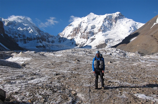 Вогхан Сноудон (Vaughan Snowdon)  на леднике Пальгов (Palgov Glacier), Западный Кокшаал-Тоо. За его спиной - пик 5602м (предложенное имя - пик Пальгов) и пик Крылья Советов (освещенный солнцем)  5,480 м)