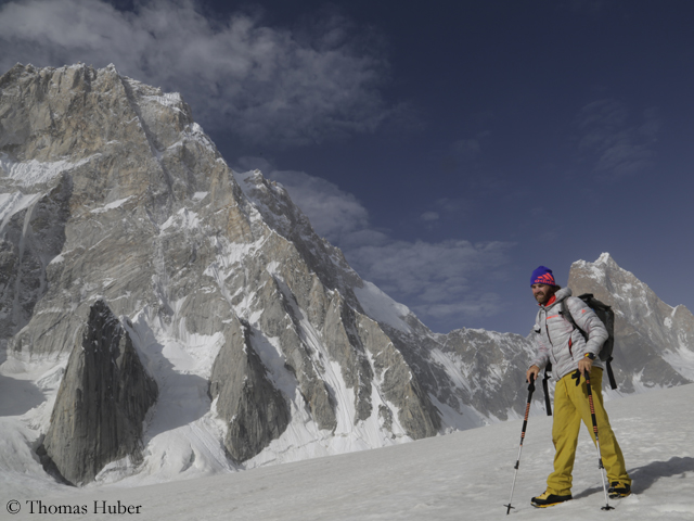 Томас Хубер (Thomas Huber) на леднике Чоктой (Choktoi Glacier), за его спиной  - Северная стена Латок I (слева) и гора Огре (Ogre) справа 