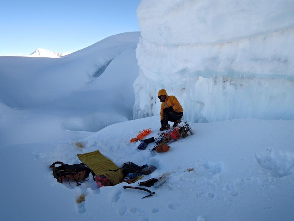 Ули Штек (Ueli Steck) и Тенджи Шерпа (Tenji Sherpa) в восхождении по Северной стене Чолатзе. Французский маршрут (Cholatse Northface via the Frenchroute). 