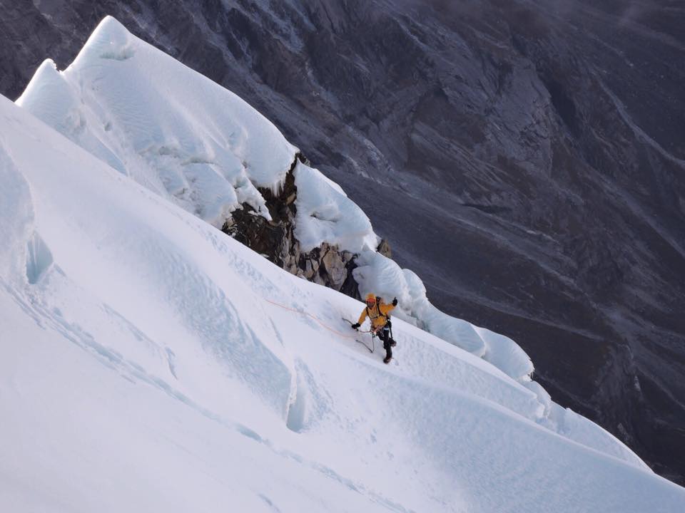 Ули Штек (Ueli Steck) и Тенджи Шерпа (Tenji Sherpa) в восхождении по Северной стене Чолатзе. Французский маршрут (Cholatse Northface via the Frenchroute). 