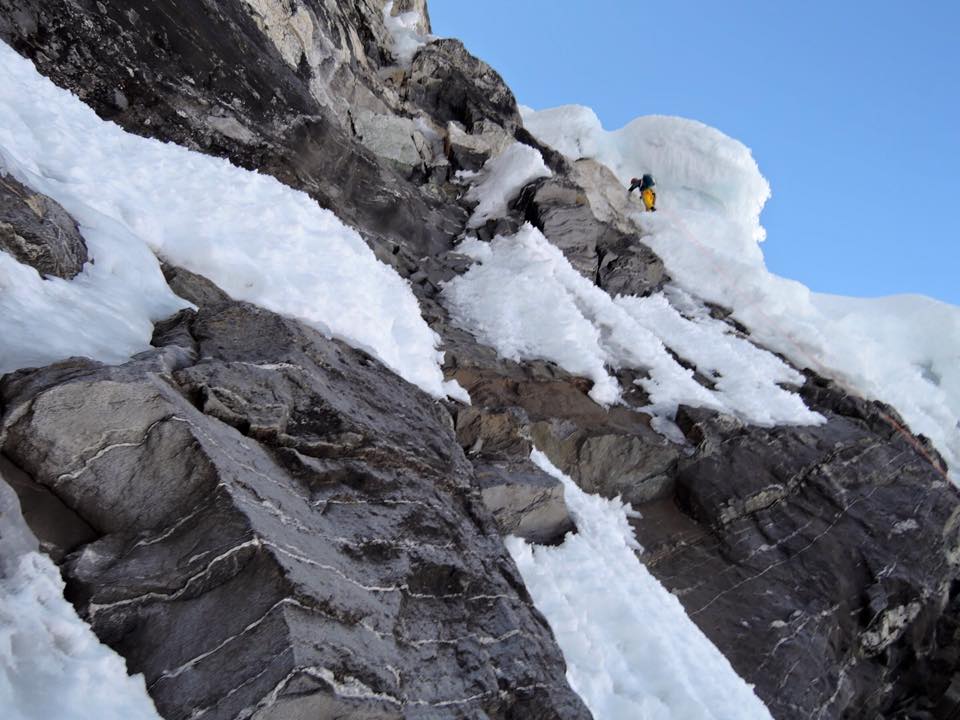 Ули Штек (Ueli Steck) и Тенджи Шерпа (Tenji Sherpa) в восхождении по Северной стене Чолатзе. Французский маршрут (Cholatse Northface via the Frenchroute). 