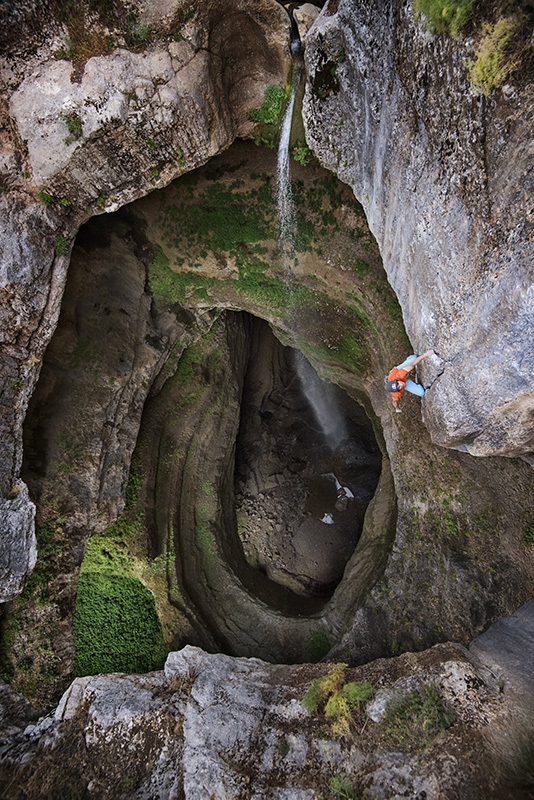 Дэвид Лама (David Lama), на маршруте "Avaatara" 9а