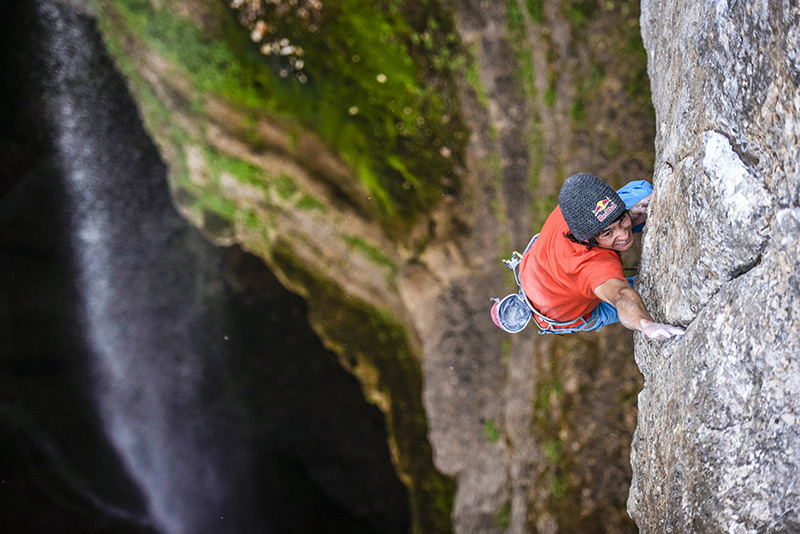 Дэвид Лама (David Lama), на маршруте "Avaatara" 9а