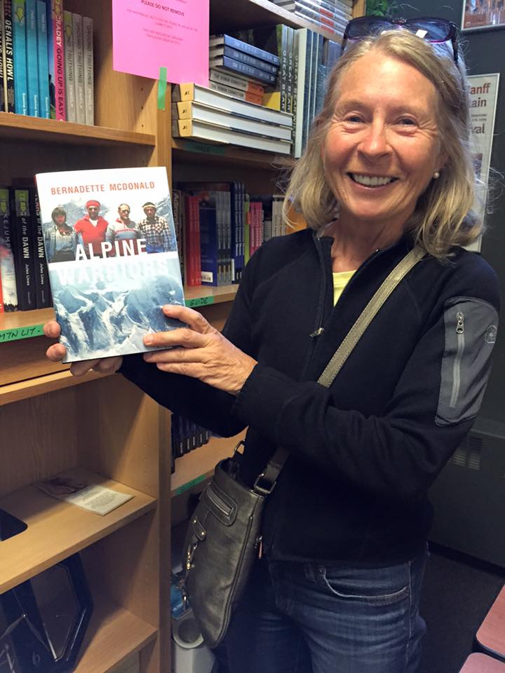 Бернадетт МакДональд (Bernadette MacDonald) с книгой "Alpine Warriors"