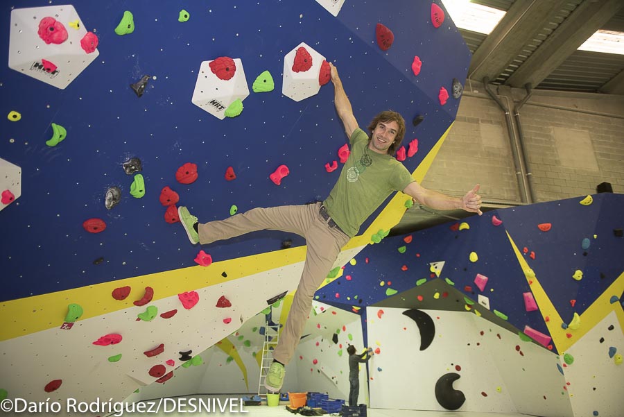 Крис Шарма (Chris Sharma)  в своем новом скалодроме в Барселоне