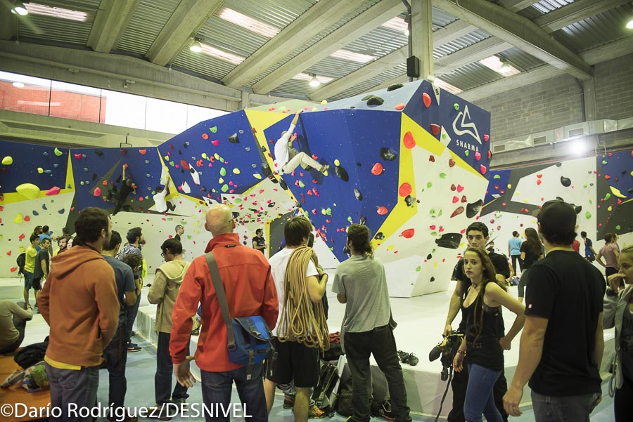 Крис Шарма (Chris Sharma)  в своем новом скалодроме в Барселоне