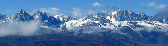 Панорама центральной части хребта Гангга (Gangga Range). Вид из Лазика.