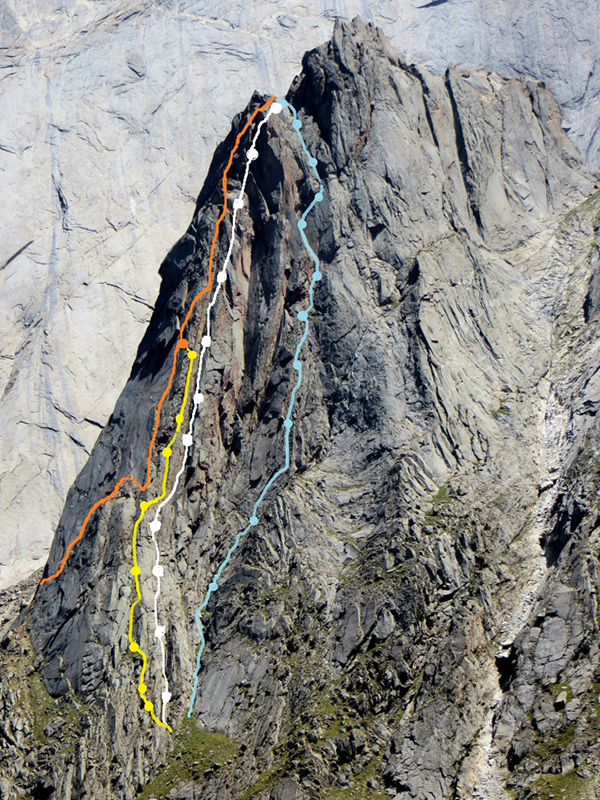 пик Малый Асан (Small Asan peak, 3900 м) по Западной стене:  Белым цветом отмечен: маршрут "Happy Birthday, Horses!" (600 м, 6b+). Синим цветом отмечен: маршрут "Italian Corner" (380 м + 150 метров по кулуару; 6b+) Желтым цветом отмечен: маршрут "Waiting for Andrea" (330 м; 6a+)