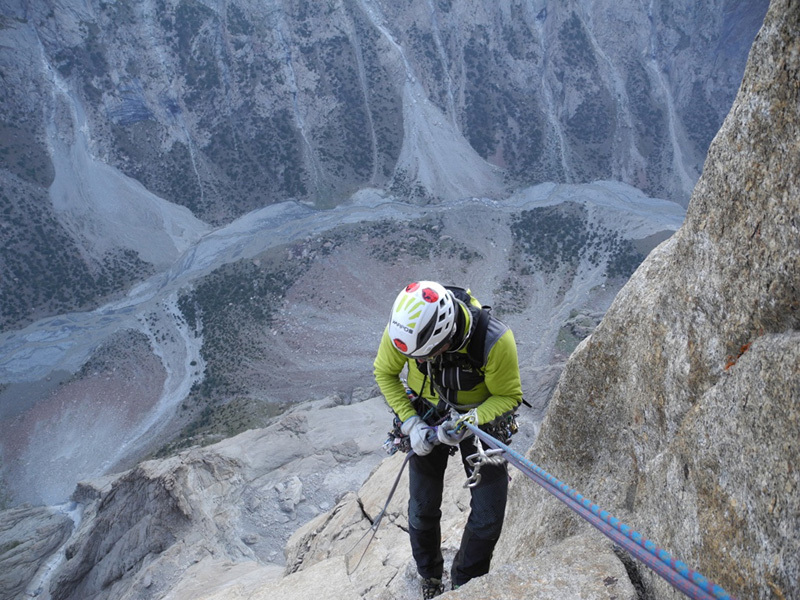 Пик Слесова (Peak Slesova, 4240 м), по Западной стене: маршрут «Перестройка крэк» (800 м; 7a/b). Участники Cavalli, Sanguineti