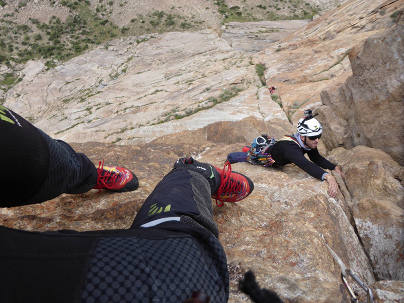 Пик Желтая стена (Yellow Wall peak, 3800 м): По Восточной стене, маршрут "Diagonal Route" (600 м, 6c/A1). Участники: Cavalli, Maschietto, Polo, Sanguineti