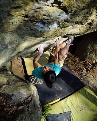 Ашима Шираиши (Ashima Shirashi) на проблеме "Phenomena" V14 (8b+) 