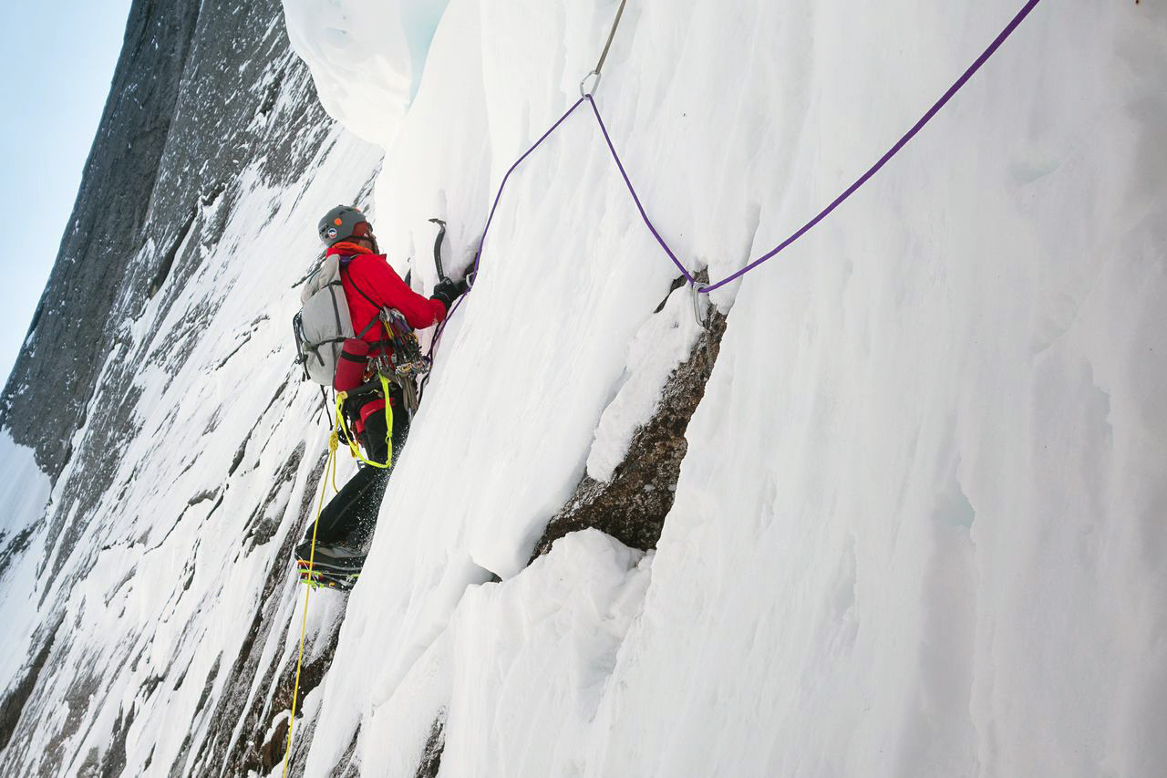 Райан Дженнингс (Ryan Jennings) в восхождении на а вершину горы Джонсон (Mount Johnson) 