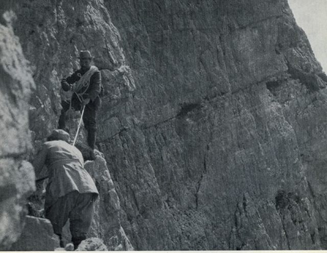 Антонио Димаи и король Бельгии Альберт I. На южной стене Пунта Фиаме, группа гор Помаганьон (севернее Кортины д’Ампеццо). Так впервые был осуществлен подъем на стену, в которую сегодня вбито десять скальных крючьев.