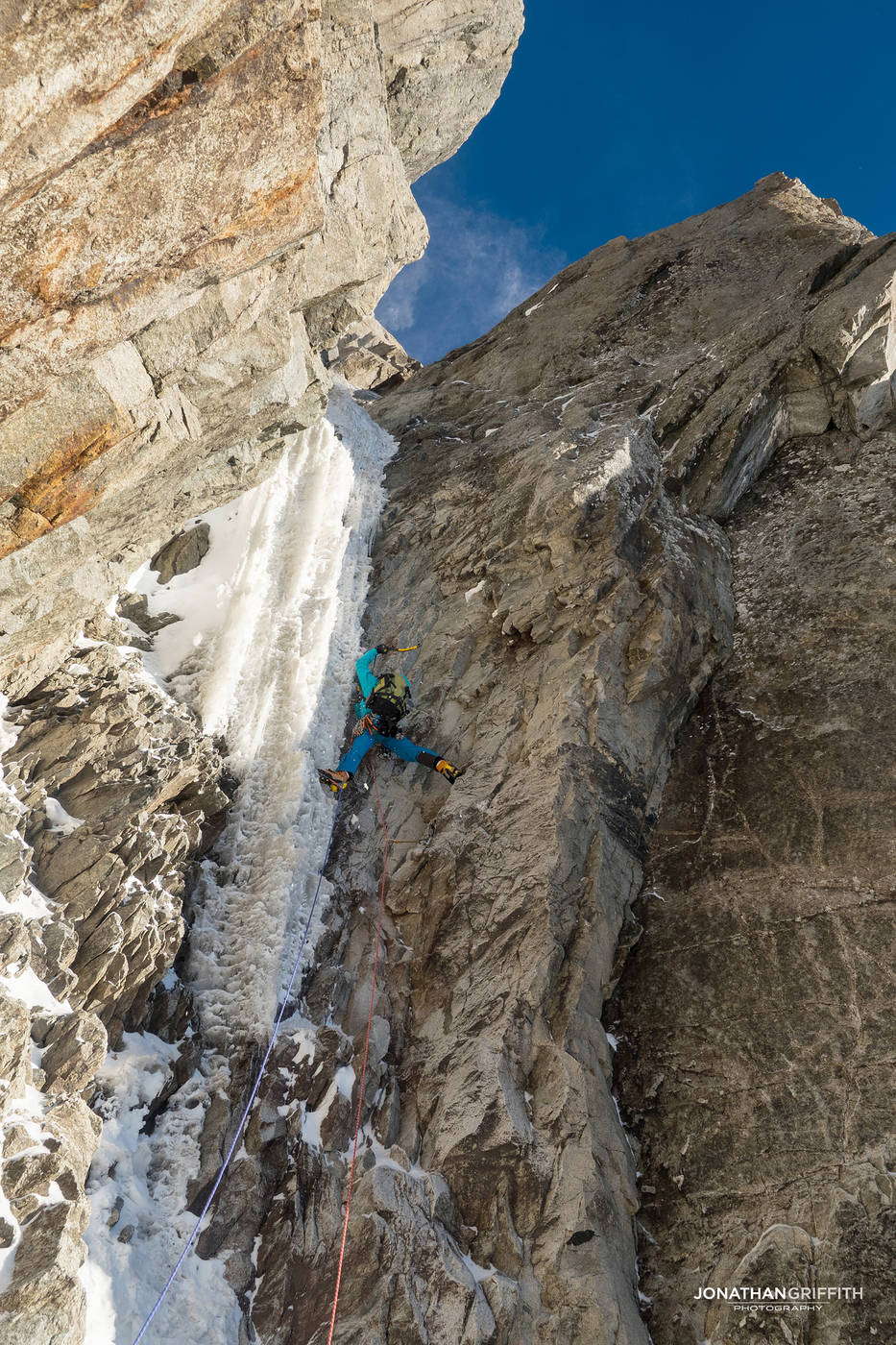 Восхождение на Гран Жорасс по маршруту "Hypercouloir". начало сложных участков