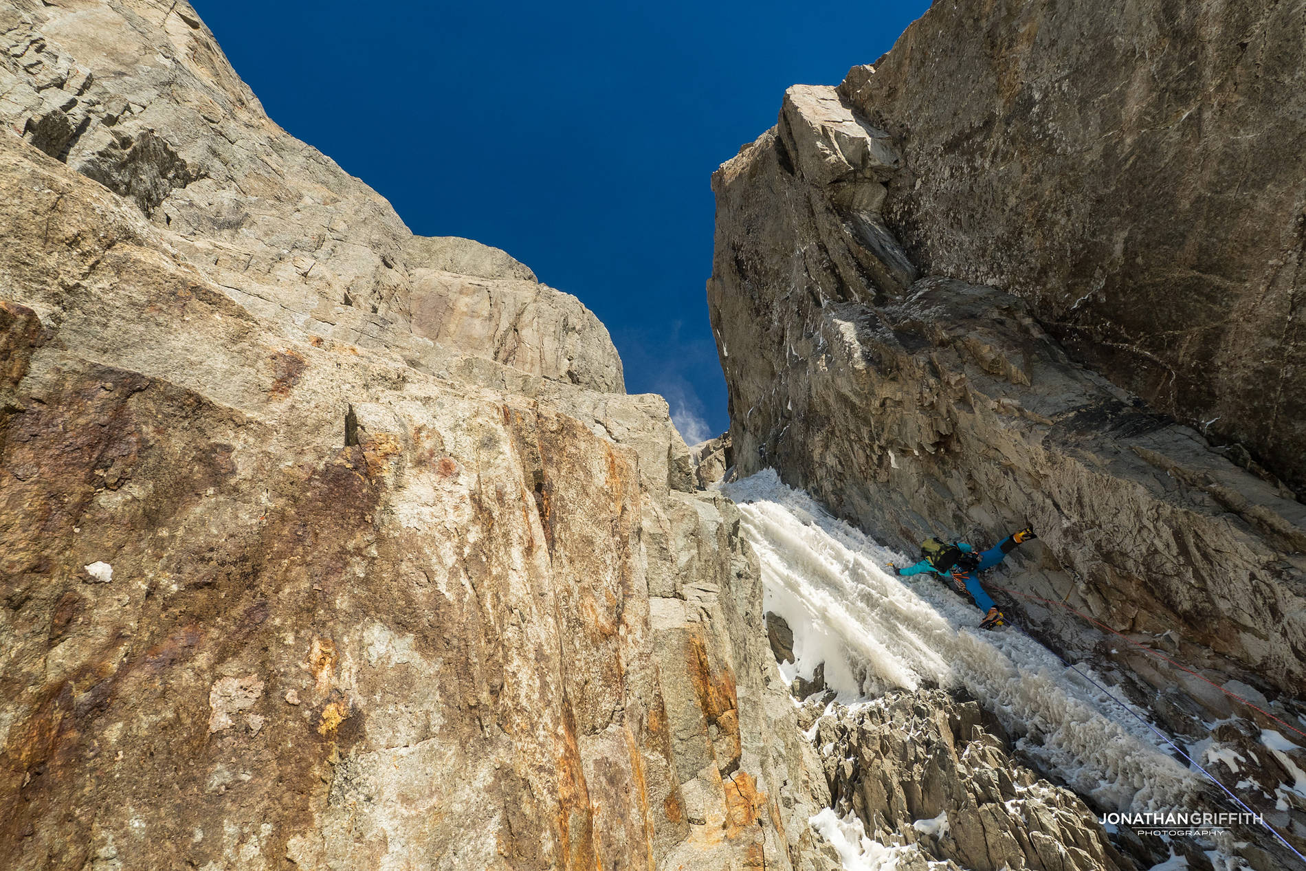 Восхождение на Гран Жорасс по маршруту "Hypercouloir". начало сложных участков