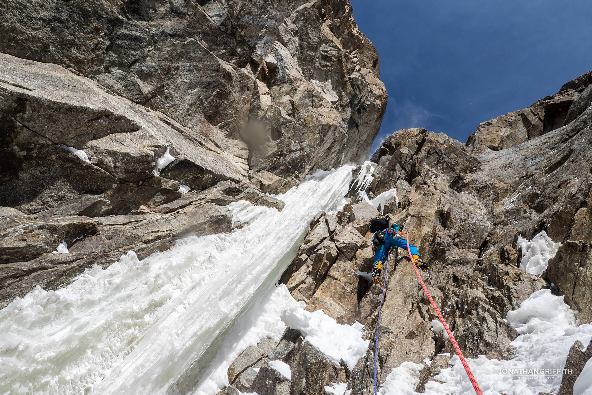 Восхождение на Гран Жорасс по маршруту "Hypercouloir". начало сложных участков