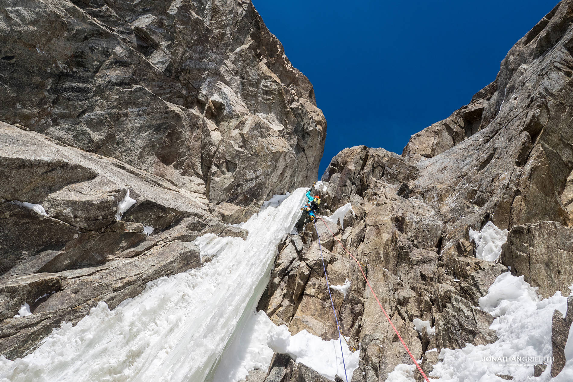 Восхождение на Гран Жорасс по маршруту "Hypercouloir". начало сложных участков