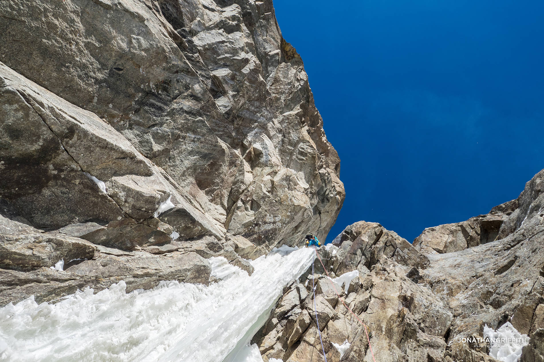 Восхождение на Гран Жорасс по маршруту "Hypercouloir". начало сложных участков