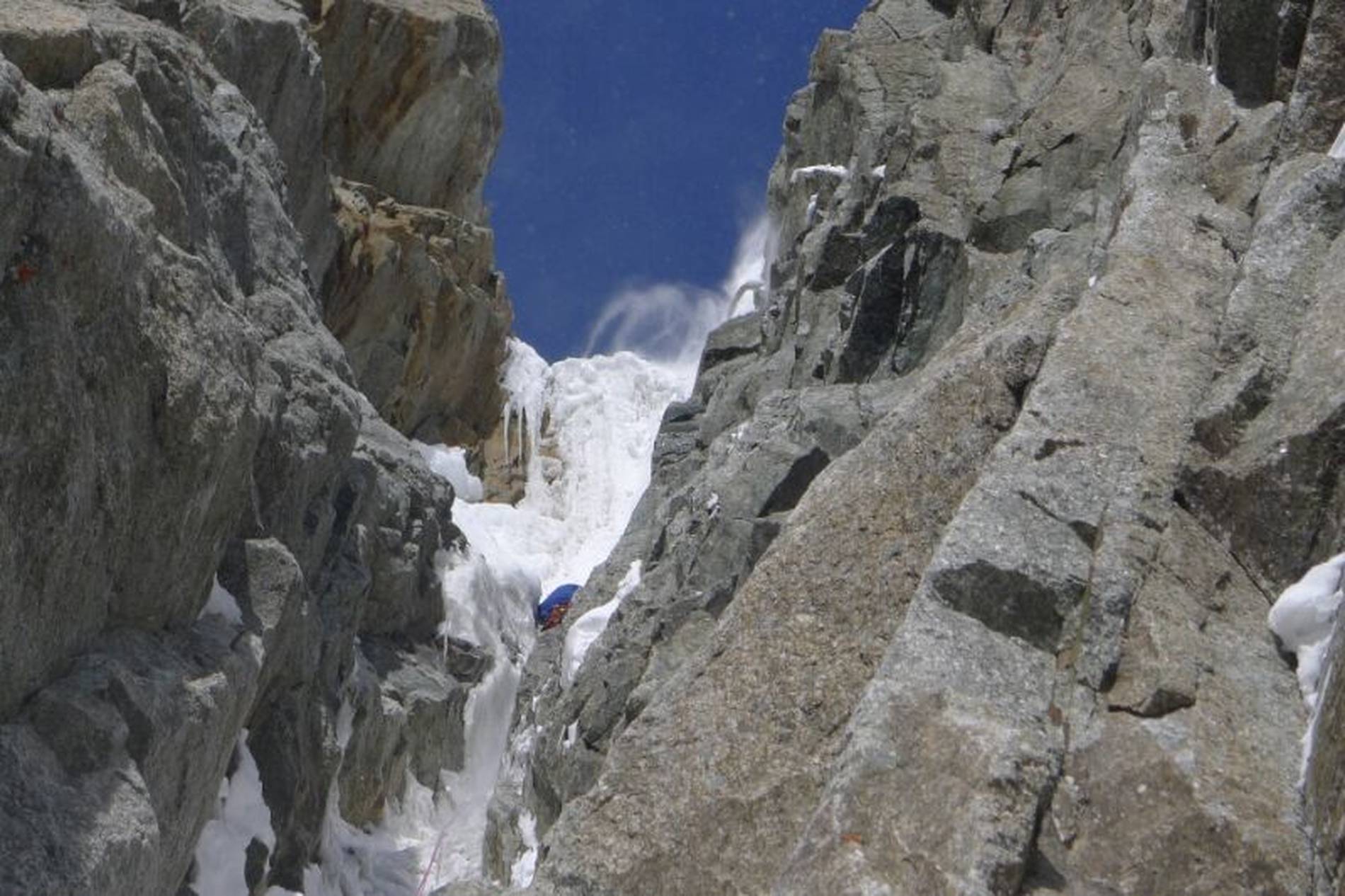 Восхождение на Гран Жорасс по маршруту "Hypercouloir". начало сложных участков